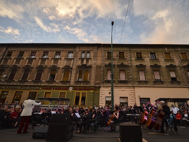 Imaginea articolului Concert al Filarmonicii "Banatul" într-un sens giratoriu din Timişoara - FOTO