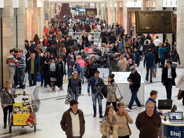Imaginea articolului Barometrul Cultural 2014: Circa 14% dintre români merg lunar în mall, doar 1,7% merg la bibliotecă