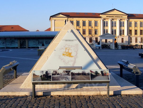 Imaginea articolului REPORTAJ: Statui de 1 milion de euro puse în Cetatea Alba Iulia după restaurare, printre care o piramidă sau Socrate, furate acum pe bucăţi - GALERIE FOTO