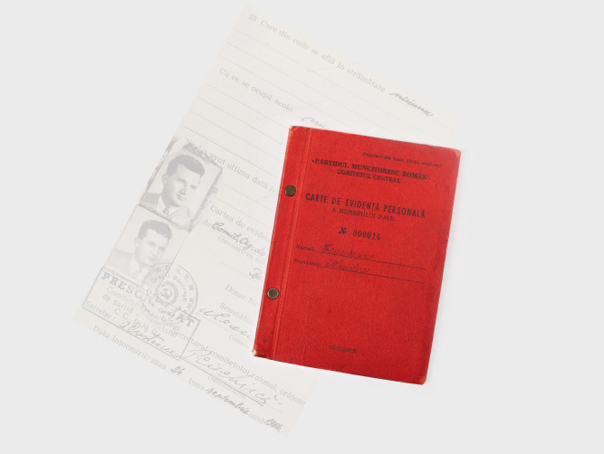 Imaginea articolului Carnetul de partid al lui Ceauşescu şi poşeta Gucci a Elenei, scoase la licitaţie