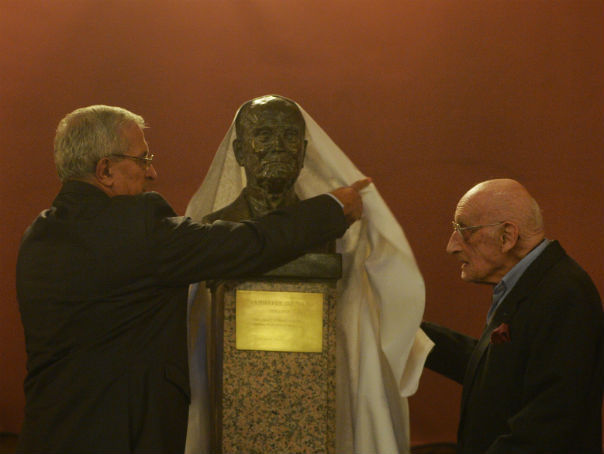 Imaginea articolului Neagu Djuvara a dezvelit bustul bunicului său, Trandafir Djuvara, joi seară, la Ateneul Român