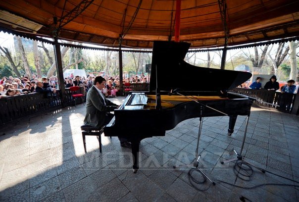 Imaginea articolului Concert caritabil pentru tineri cu handicap mintal, susţinut de pianistul Horia Mihail şi doi piloţi de avion, la Braşov