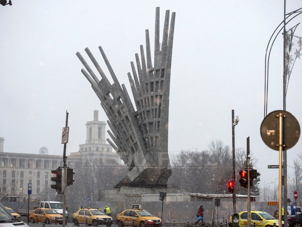 Imaginea articolului Monumentul "Aripi", în memoria celor care s-au jertfit împotriva comunismului, a fost instalat în Piaţa Presei Libere - GALERIE FOTO 