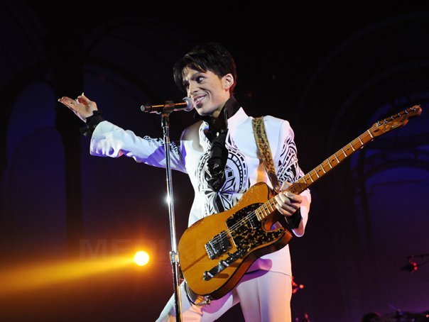 Imaginea articolului VIRALUL LUI BANU: Prince cânta la 20 de instrumente. Avea 1,50 şi gagici marfă. Omagiul lui Adam Levine