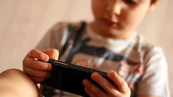 Imaginea articolului Care este vârsta potrivită pentru a-i da unui copil un smartphone