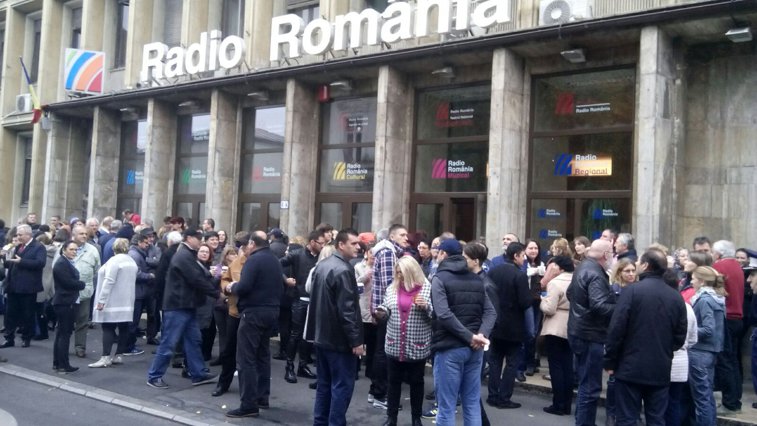Imaginea articolului Angajaţii din Radio România au protestat luni faţă de eliminarea taxei radio-TV, printr-o pauză "de cafea"- GALERIE FOTO
