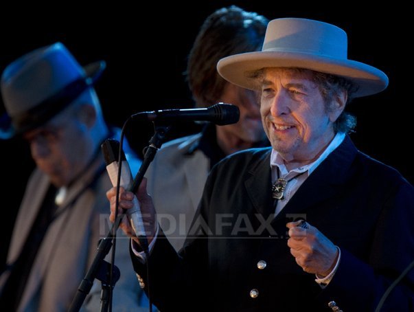 Imaginea articolului În trecere prin Suedia, între două cântări, Bob Dylan şi-a RIDICAT Premiul Nobel: medalia şi diploma. Pentru a intra în posesia banilor, e nevoie de un discurs de mulţumire