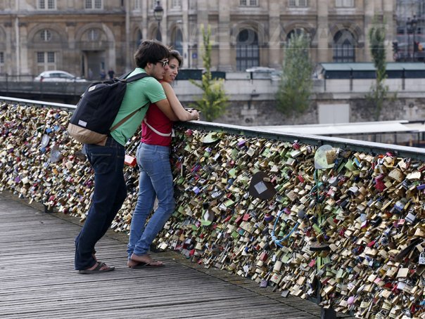 Imaginea articolului Lacăte de 250.000 de euro, agăţate de îndrăgostiţi pe poduri, vândute în timp record la Paris