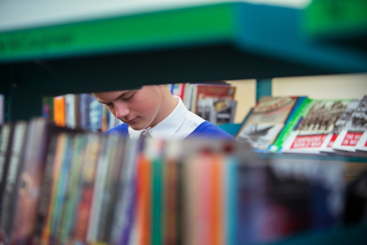 Imaginea articolului Postarea unei biblioteci a devenit virală după ce un student a descoperit ceva „dezgustător” într-o carte | FOTO