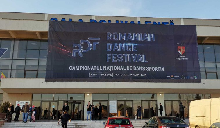 Imaginea articolului Peste 1.000 de concurenţi participă la Campionatul Naţional de Dans Sportiv de la Piatra Neamţ. Participanţii nu sunt speriaţi de coronavirus | GALERIE FOTO