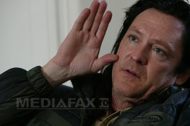 Imaginea articolului Michael Madsen nu se plictiseşte în izolare. Actorul a recreat o scenă emblematică din filmul "Reservoir Dogs" al lui Quentin Tarantino