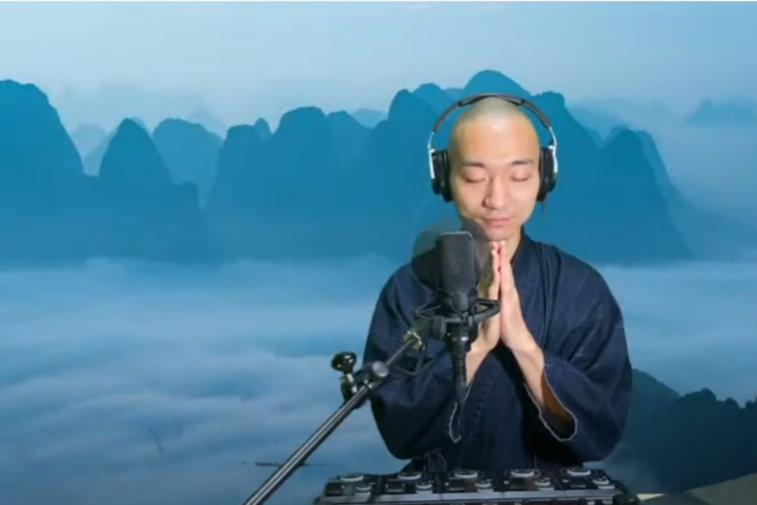 Imaginea articolului VIDEO Japonezul Yogetsu Akasaka este călugăr zen budist, iar credinţa i-a schimbat muzica electronică