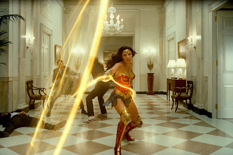 Imaginea articolului Wonder Woman are parte de o lansare atipică. Filmul apare de Crăciun la cinema, dar şi pe TV
