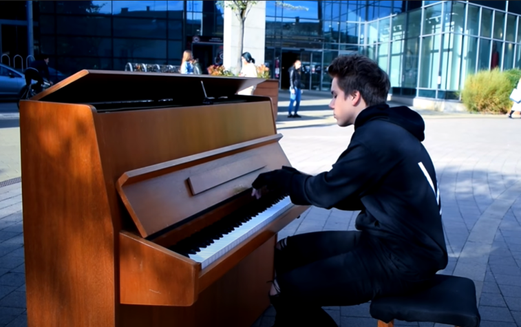 Imaginea articolului VIDEO Un pianist maghiar a transformat străzile Budapestei în scenă de spectacol