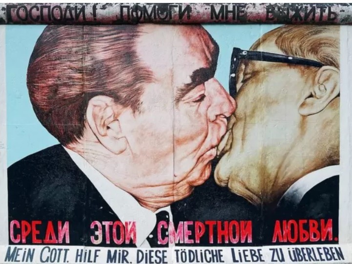 Imaginea articolului Dmitri Vrubel, artist rus şi autor al faimoasei imagini „Sărutul fratern” de pe Zidul Berlinului, a murit