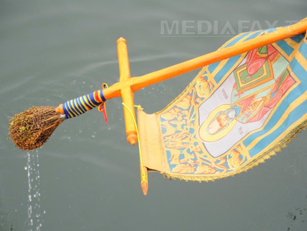 Imaginea articolului Tradiţii şi obiceiuri de Bobotează: Fetele pun busuioc sub pernă, bărbaţii scot crucea din apă