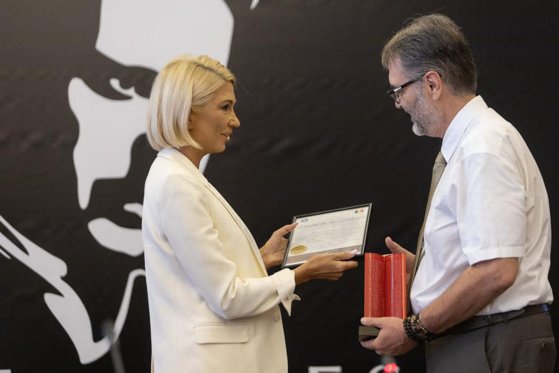 Imaginea articolului Directorul executiv al Festivalului Enescu a primit distincţia şi trofeul Ministerului Culturii