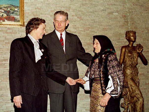 Elisabeta Rizea împreună cu regele Mihai şi regina Ana în decembie 1999