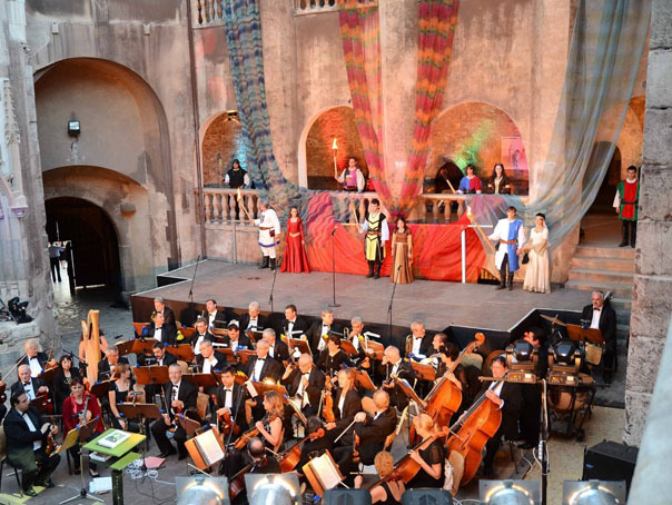 Imaginea articolului Cel mai mare festival de muzică clasică în aer liber din Transilvania, la Castelul Corvinilor