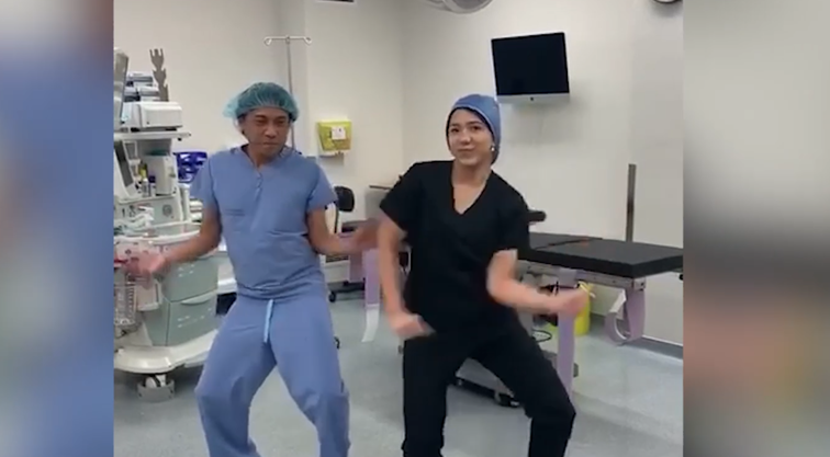 Imaginea articolului VIDEO. Momente de relaxare în spitale. Doctorii din toată lumea dansează pe TikTok