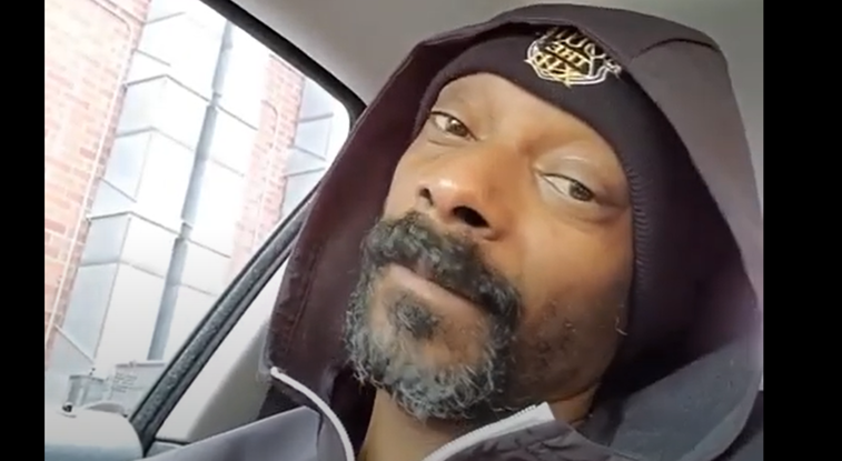 Imaginea articolului Un videoclip în care Snoop Dog ascultă o melodie din animaţia „Frozen” a devenit viral