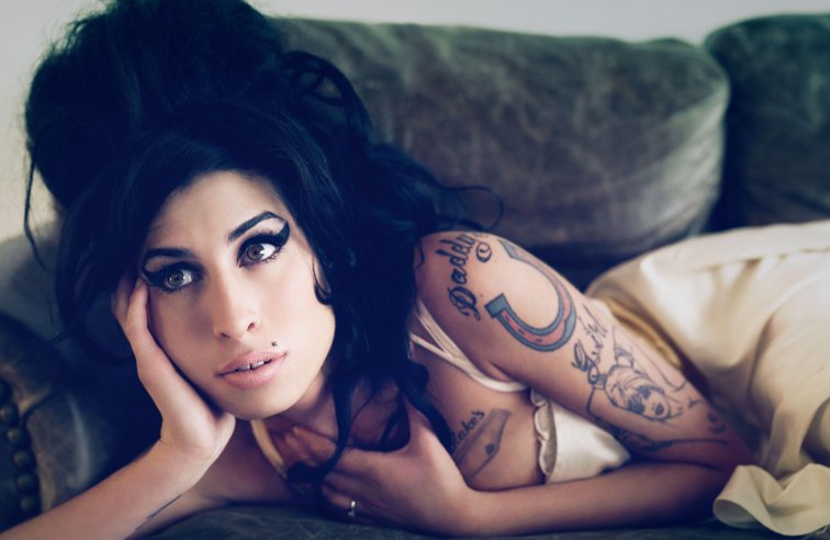 Imaginea articolului Povestea lui Amy Winehouse, un star pentru care faima a fost periculoasă, va ajunge pe marile ecrane 