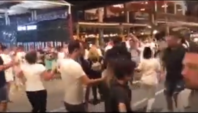 Imaginea articolului VIDEO | Imaginile care sfidează regulile: horă spontană în faţa unei terase din Mamaia. Poliţia ”a spart” petrecerea imediat