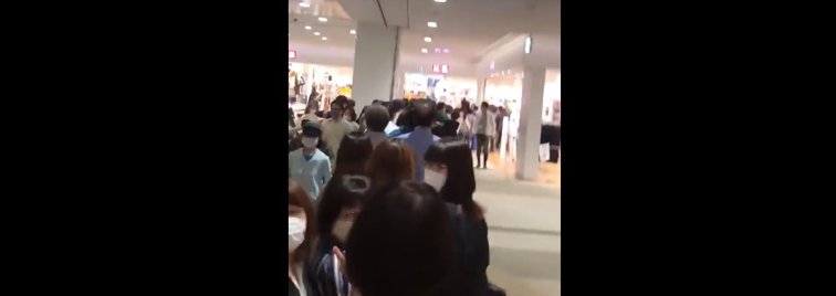 Imaginea articolului VIDEO | Japonezii "fetishisti" au stat la coadă ore întregi pentru a cumpăra măşti realizate din materialele din care este produsă lenjeria intimă