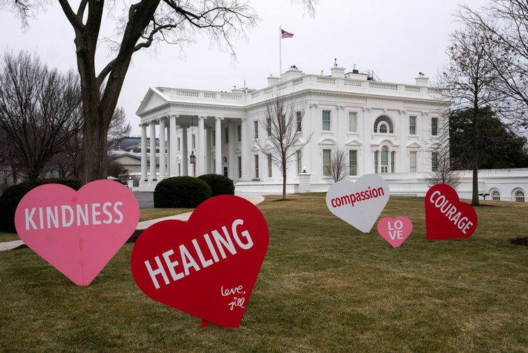 Imaginea articolului Jill Biden a decorat Casa Albă cu inimioare. Sărbătoarea preferată a soţiei lui Joe Biden e Ziua Îndrăgostiţilor