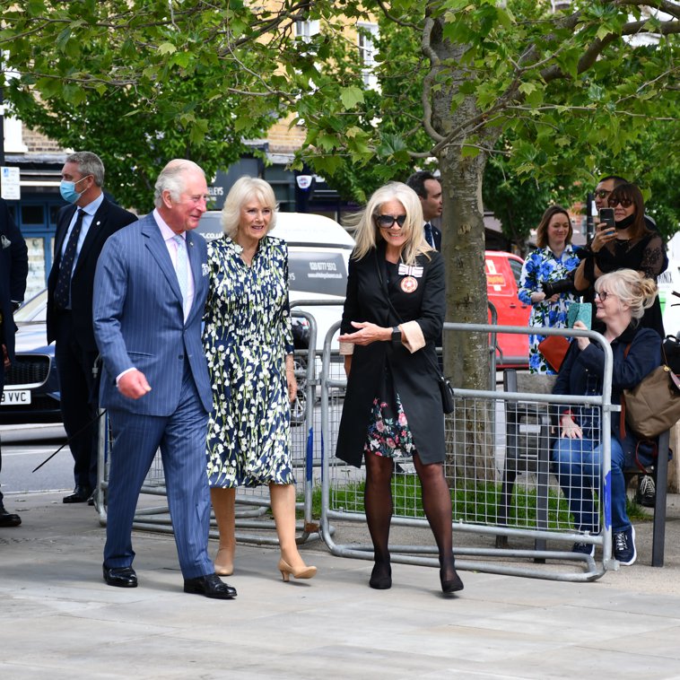 Imaginea articolului Cum arată o zi de relaxare pentru Prinţul Charles şi soţia sa. Cuplul regal, plimbare la braţ prin sudul Londrei FOTO VIDEO