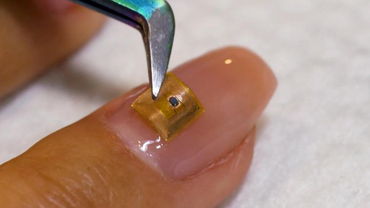 Imaginea articolului Unghii microcipate, noua modă în Dubai. Ce sunt „unghiile inteligente” şi cum funcţionează