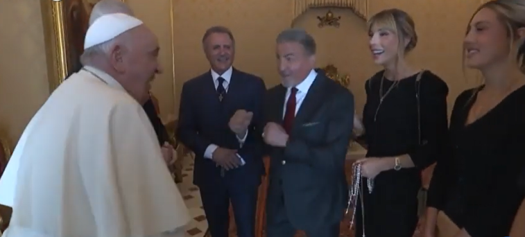 Imaginea articolului Sylvester Stallone l-a provocat pe Papa Francisc la o partidă de box la Vatican