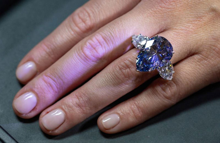 Imaginea articolului Christie’s scoate la licitaţie cel mai mare diamant albastru din lume. Se aşteaptă ca acesta să se vândă cu 50 de milioane de dolari