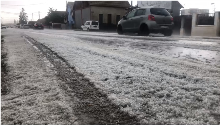 Imaginea articolului VIDEO | 15 minute în care s-a rupt cerul. Grindina a făcut prăpad în judeţul Cluj: stratul de gheaţă măsoară 2 centimetri