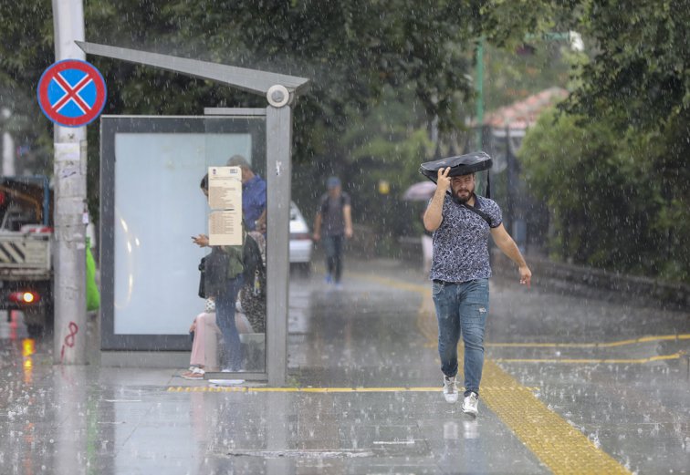Imaginea articolului PROGNOZA METEO pentru Bucureşti. ANM anunţă că vremea va fi instabilă. Urmează ploi torenţiale cu grindină şi vijelii