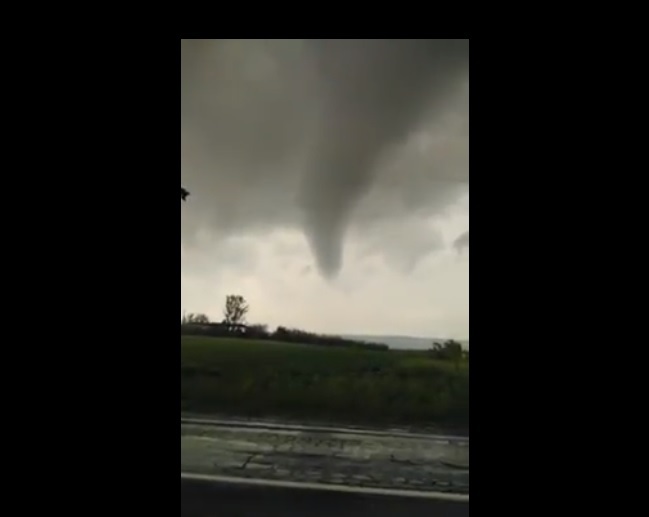 Imaginea articolului VIDEO | Fenomen METEO extrem: o tornadă s-a format în Botoşani. Au fost aproape 100 în ultimii 14 ani