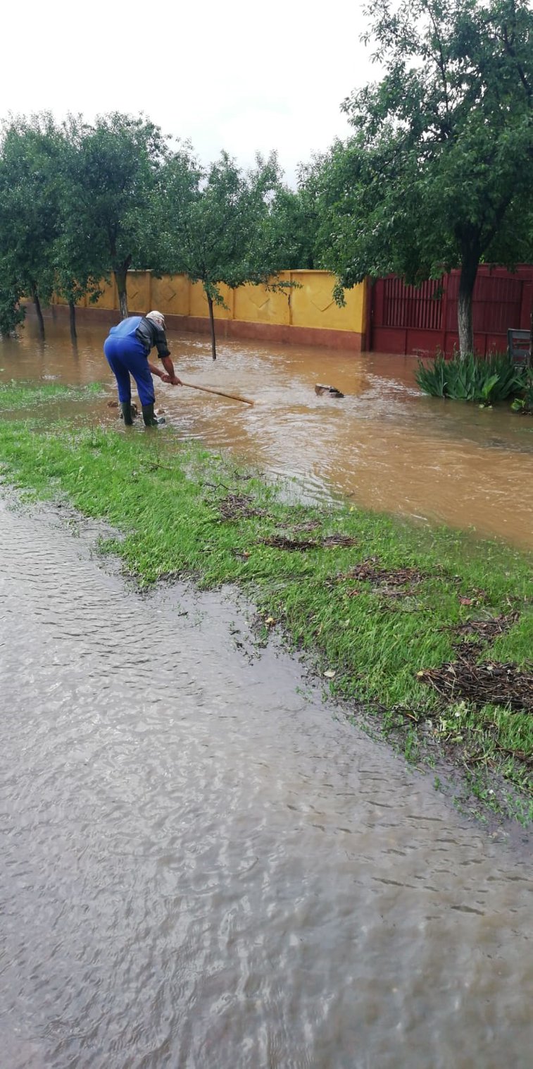 Imaginea articolului A plouat în 24 de ore cât într-o lună. 58 de localităţi au fost inundate