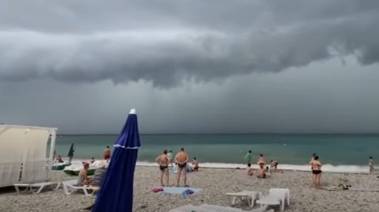 Imaginea articolului VIDEO: O tornadă uriaşă a avut loc într-o staţiune foarte cunoscută de la Marea Neagră