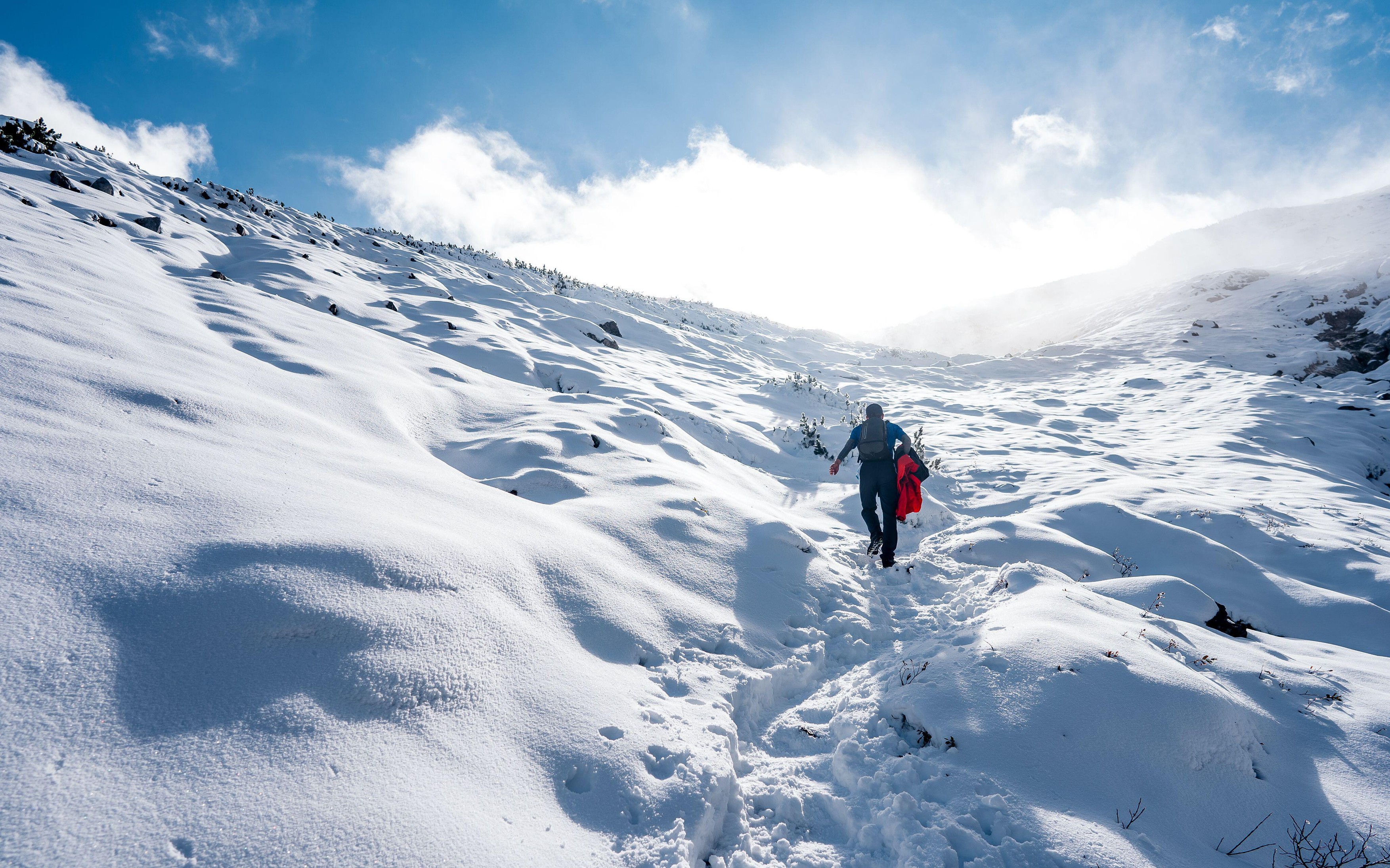Atenţionare ANM pentru turişti: Există risc mare de avalanşe în Munţii Bucegi
