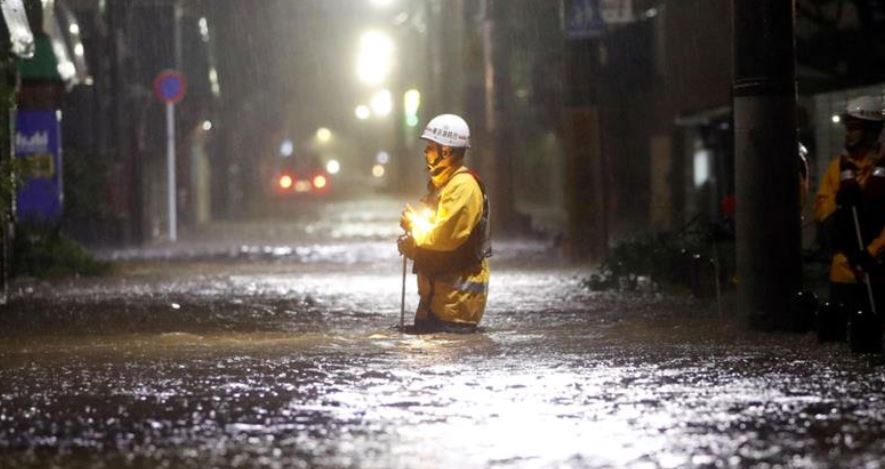 Japonia, lovită de ploi torenţiale, în timp ce se apropie taifunul