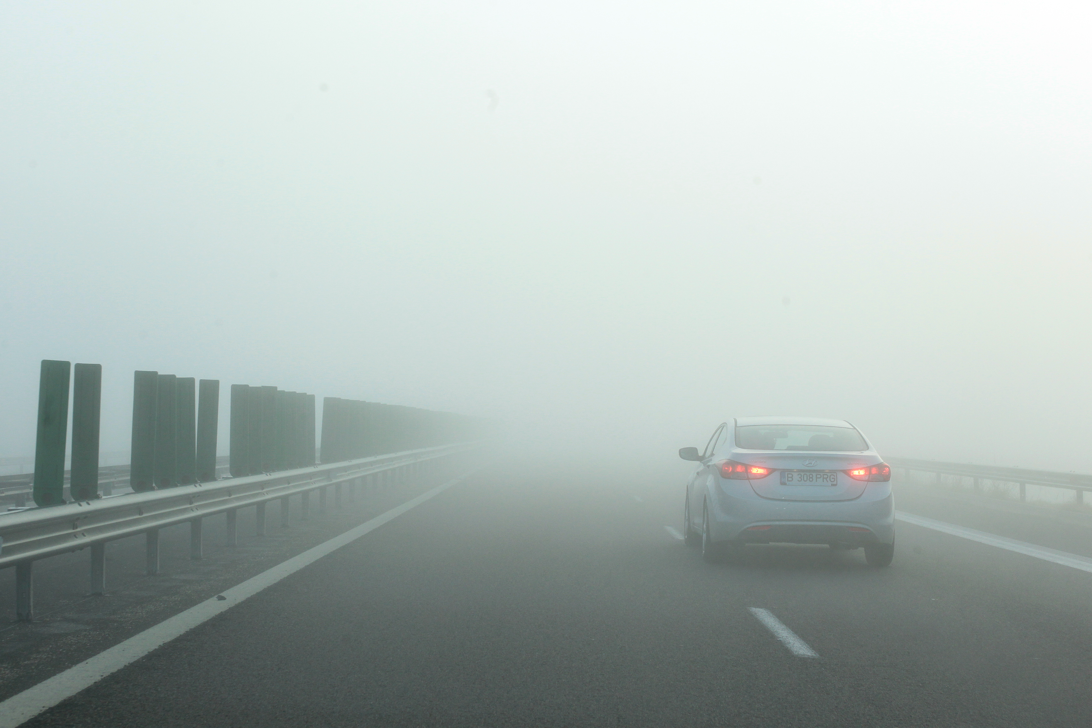 Туман пришел в движение. Туман на трассе. Дорога в тумане. Плохая видимость на дороге. Сильный туман на дороге.
