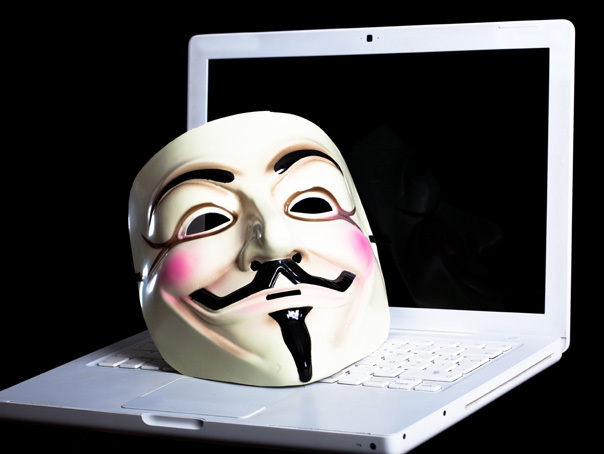Imaginea articolului Az Anonymous hacker csoportosulás álarcát viselő férfi hatolt be az aradi városházára