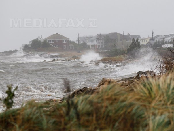Imaginea articolului Viteza rafalelor de vânt care însoţesc uraganul Sandy a scăzut la 105 kilometri pe oră. Un dig a cedat în New Jersey