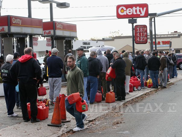 Imaginea articolului Benzinăriile din New York, asaltate de şoferi. Uraganul Sandy vine cu o nouă problemă: criza benzinei