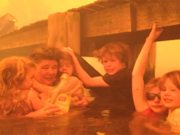 Imaginea articolului IMAGINI EMOŢIONANTE: Cum s-a salvat o familie de incendiile devastatoare din Australia - FOTO, VIDEO