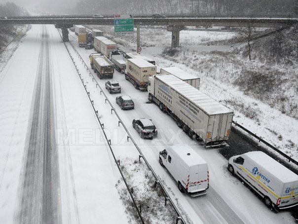 Imaginea articolului Transporturile au fost paralizate în ţările din nord-vestul Europei din cauza ninsorii