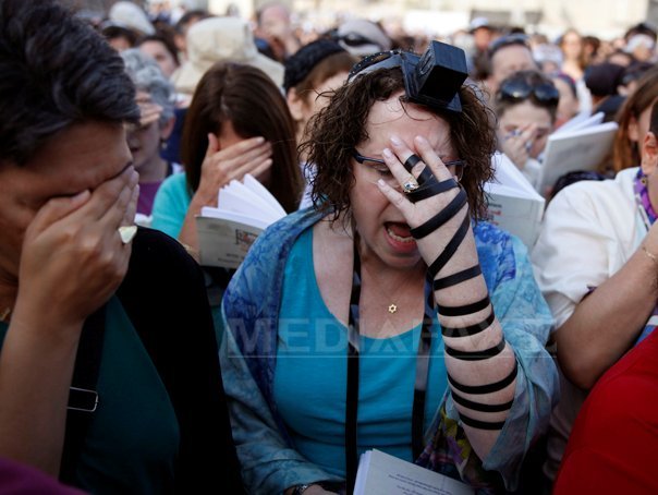 Imaginea articolului Rugăciune istorică la Zidul Plângerii: Femei evreice s-au putut ruga, pentru prima dată, precum bărbaţii