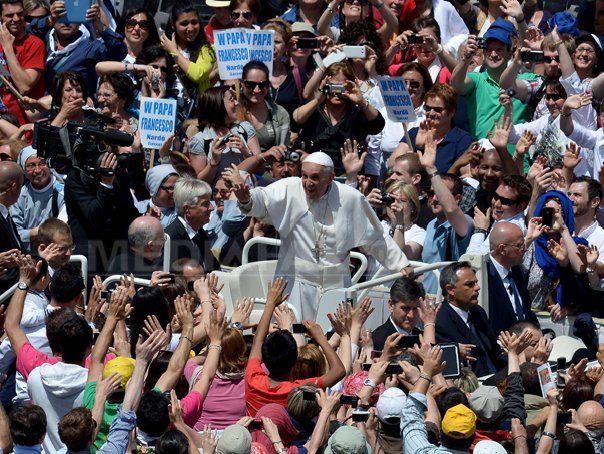 Imaginea articolului Zvonuri privind o şedinţă de exorcizare practicată de Papa Francisc la mesa de Rusalii. Vaticanul infirmă: A vrut să se roage pentru o persoană suferindă