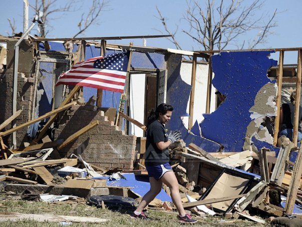 Imaginea articolului SUA: Locuitorii din Moore au început să revină în casele lor, devastate de trecerea tornadei violente - GALERIE FOTO