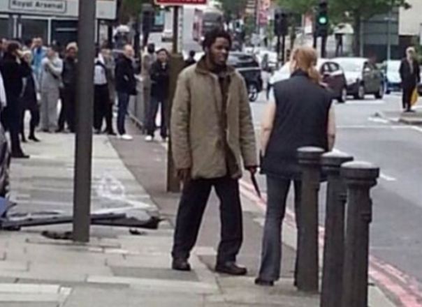 Imaginea articolului Serviciile britanice de securitate sunt presate să explice crima comisă de doi islamişti la Londra